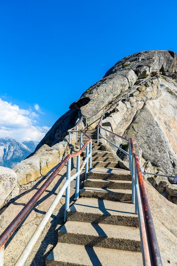 Alza en Moro Rock Staircase hacia el top de la monta?a, formaci?n de roca de la b?veda del granito en el parque nacional de secoy imagen de archivo Alza en Moro Rock Staircase hacia el top de la monta?a, formaci?n de roca de la b?veda del granito en el parque nacional de secoy imagen de archivo