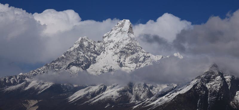 Ama Dablam en un día nublado foto de archivo libre de regalías Ama Dablam en un día nublado foto de archivo libre de regalías