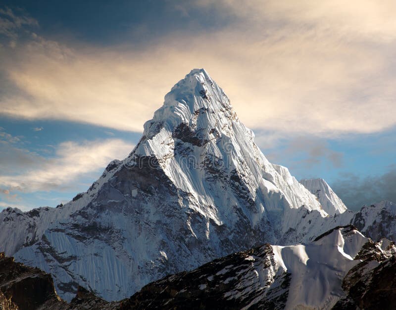 Ama Dablam på vägen till den Everest basläger royaltyfri fotografi Ama Dablam på vägen till den Everest basläger royaltyfri fotografi