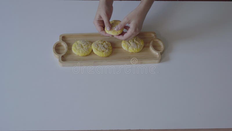 Ama de casa cocinando deliciosas galletas