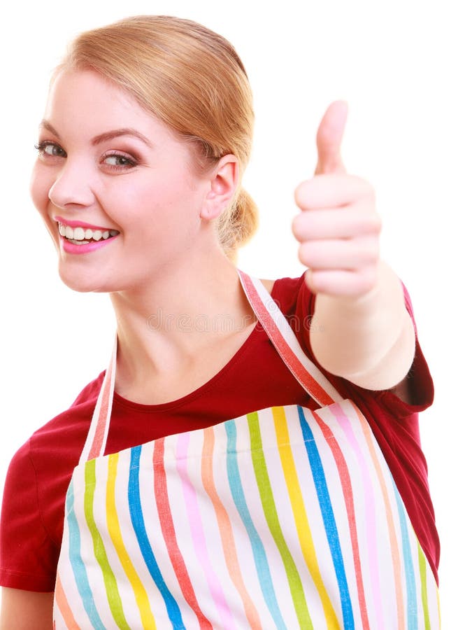 Ama de casa feliz en el delantal de la cocina que muestra golpe encima de la muestra de la mano foto de archivo libre de regalías Ama de casa feliz en el delantal de la cocina que muestra golpe encima de la muestra de la mano foto de archivo libre de regalías