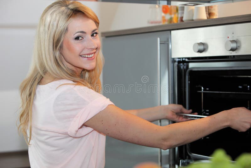 Hogar Con Utensilios De Cocina Mujer En Sombrero De Cocinero Y Delantal  Chef Profesional En Cocina Cocina Mujer Feliz Cocinando Imagen de archivo -  Imagen de harina, cocina: 160856825