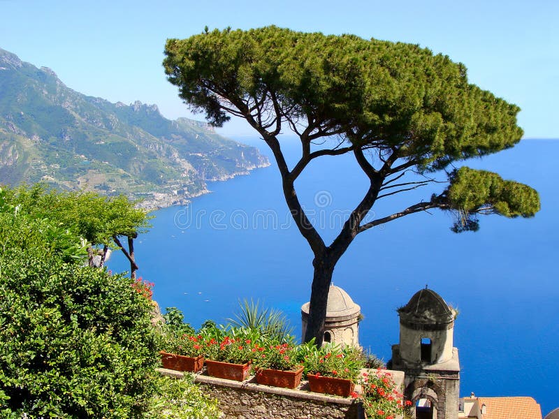 Costiera amalfitana vista dalla scogliera comune di Ravello, Italia.