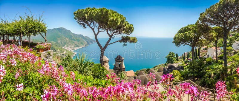 Malebný obrázek-pohlednice výhledem slavné Amalfi Pobřeží Zálivu Salerno od Villa Rufolo zahrady v Ravello, Kampánie, Itálie.