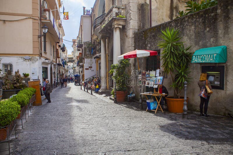 AMALFI ITALIA - 5 NOVEMBRE: turista che cammina nel treet stretto di immagine stock AMALFI ITALIA - 5 NOVEMBRE: turista che cammina nel treet stretto di immagine stock