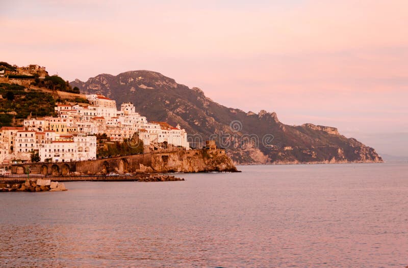 AMALFI, ITALIEN NOVEMBER 7 2019: Schöner Blick auf die Stadt Amalfi mit ihren Häusern, Autos und dem Meer lizenzfreie stockbilder AMALFI, ITALIEN NOVEMBER 7 2019: Schöner Blick auf die Stadt Amalfi mit ihren Häusern, Autos und dem Meer lizenzfreie stockbilder
