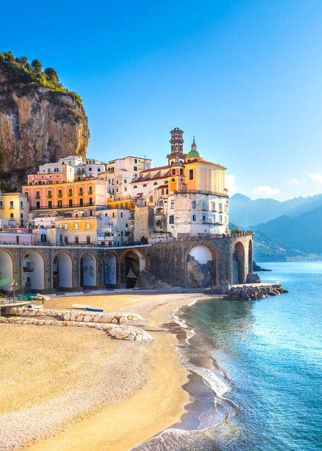 Amalfi pejza? miejski na wybrze?e linii morze ?r?dziemnomorskie, W?ochy zdjęcie royalty free Amalfi pejza? miejski na wybrze?e linii morze ?r?dziemnomorskie, W?ochy zdjęcie royalty free