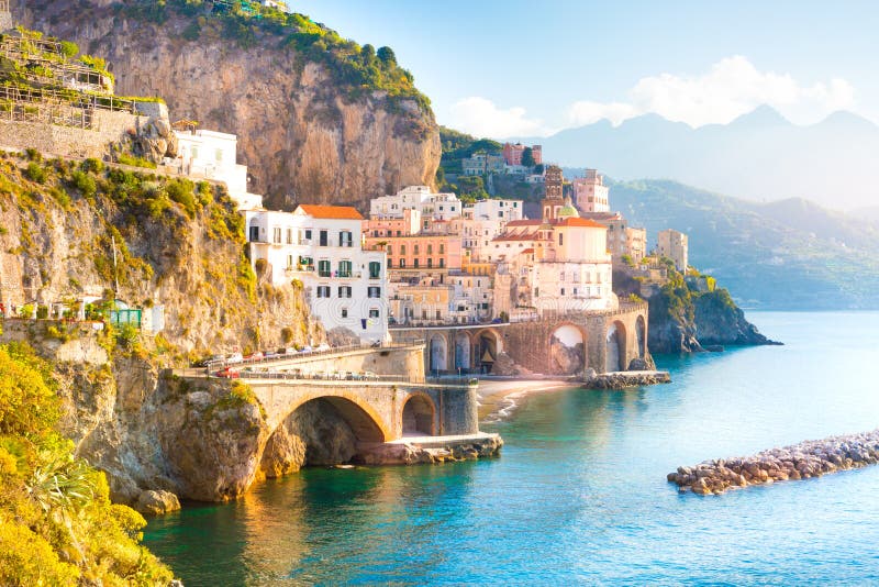Amalfi pejzaż miejski na wybrzeże linii morze śródziemnomorskie, Włochy fotografia stock Amalfi pejzaż miejski na wybrzeże linii morze śródziemnomorskie, Włochy fotografia stock