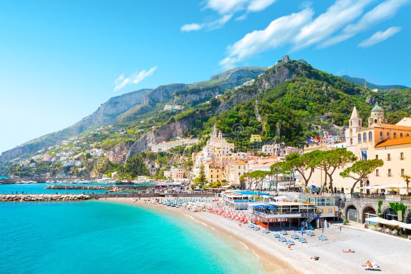 Amalfi pejzaż miejski na wybrzeże linii morze śródziemnomorskie, Włochy zdjęcia stock Amalfi pejzaż miejski na wybrzeże linii morze śródziemnomorskie, Włochy zdjęcia stock