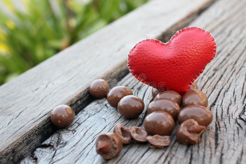 Amandes de chocolat avec le coeur photographie stock libre de droits Amandes de chocolat avec le coeur photographie stock libre de droits