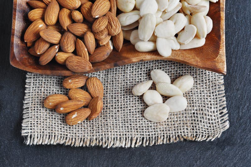 Amandes épluchées, amande blanchie images stock Amandes épluchées, amande blanchie images stock