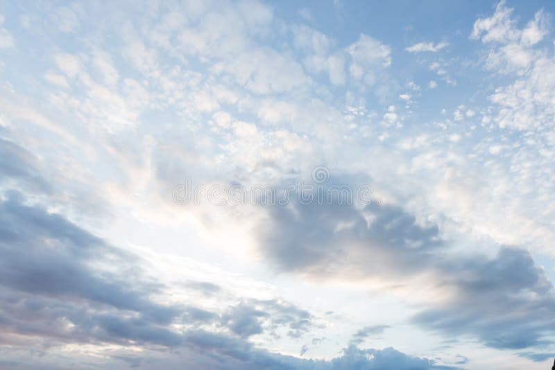 Amanecer, cielo azul con un color pastel Textura blanda de nubes esponjosas Concepto de sueños de luz y viajes imagenes de archivo
