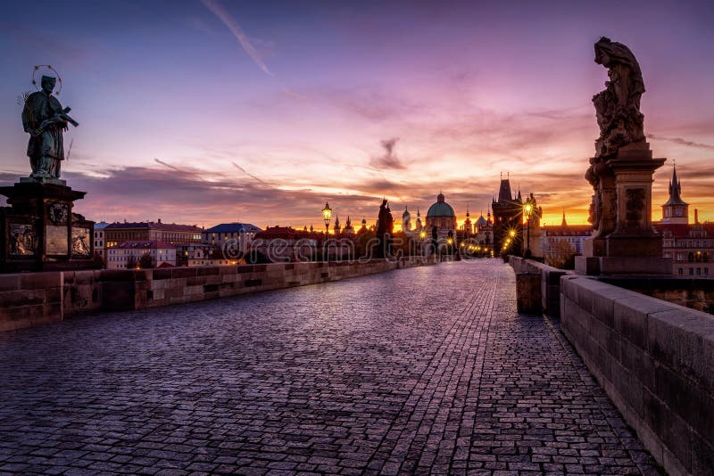 Amanecer detrás del cabo de ciudades góticas de Praga, República Checa imagen de archivo Amanecer detrás del cabo de ciudades góticas de Praga, República Checa imagen de archivo