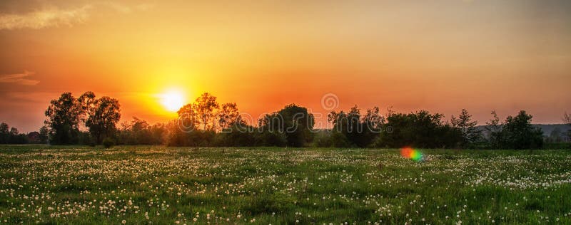 Amanecer Es Un Gran Momento Para Relajarse En La Naturaleza Para La Energía  Foto de archivo - Imagen de libertad, nube: 213877096