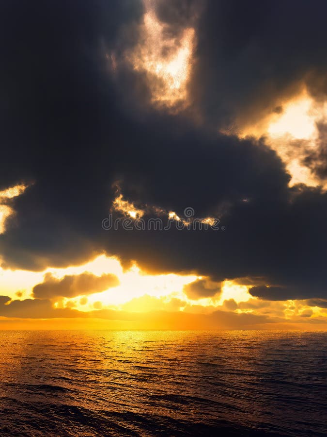 Amanecer sobre el mar y bello paisaje nublado 3d representación stock de ilustración Amanecer sobre el mar y bello paisaje nublado 3d representación stock de ilustración