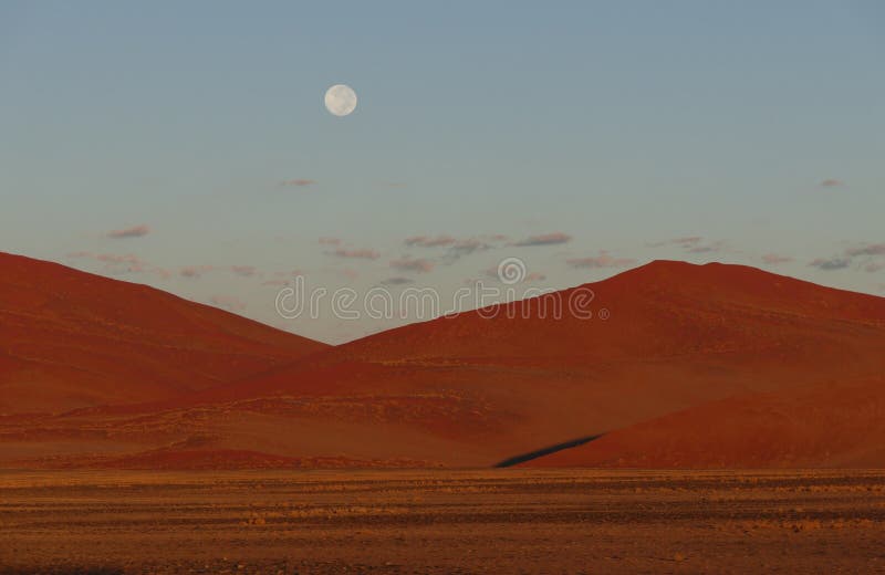 Amanecer temprano en la meseta de Sossusvlei, parque nacional de Namib Naukluft, Namibia imagenes de archivo Amanecer temprano en la meseta de Sossusvlei, parque nacional de Namib Naukluft, Namibia imagenes de archivo