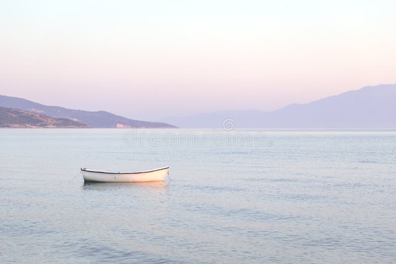 Amanecer tranquilo o puesta de sol sobre el mar aguas tranquilas fotografía de archivo
