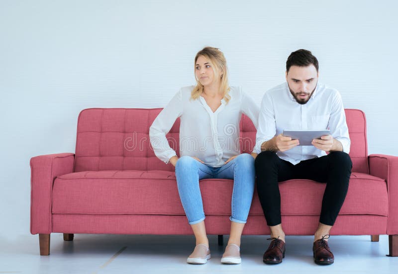 Amant ennuyé et de négligence de couples s'asseyant sur le divan à la maison ensemble, questions de famille photographie stock libre de droits Amant ennuyé et de négligence de couples s'asseyant sur le divan à la maison ensemble, questions de famille photographie stock libre de droits
