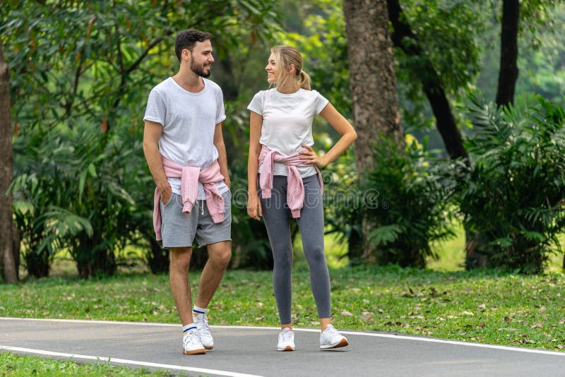 Amante delle coppie della donna e dell'uomo che cammina nel parco pubblico fotografie stock libere da diritti Amante delle coppie della donna e dell'uomo che cammina nel parco pubblico fotografie stock libere da diritti