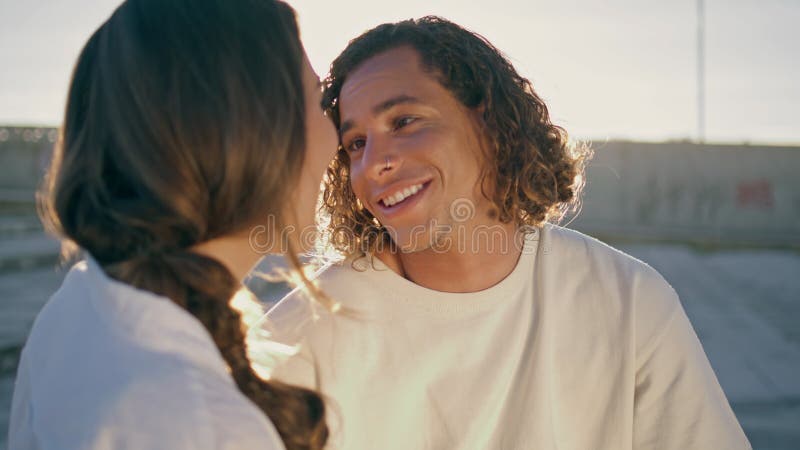 Amantes afectuosos conversando juntos en el soleado estadio. cita de mujer almacen de video