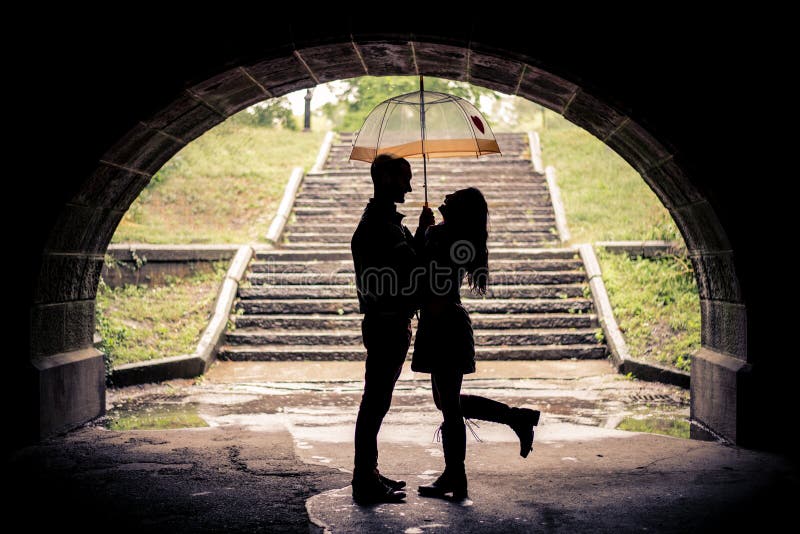 Amantes com guarda-chuva em um dia chuvoso imagens de stock Amantes com guarda-chuva em um dia chuvoso imagens de stock