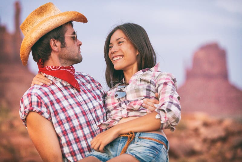 Amants cowboy et cow-girl dans les couples mignons d'amour dans le paysage backcountry des Etats-Unis Chapeau de cowboy de port d photo libre de droits Amants cowboy et cow-girl dans les couples mignons d'amour dans le paysage backcountry des Etats-Unis Chapeau de cowboy de port d photo libre de droits