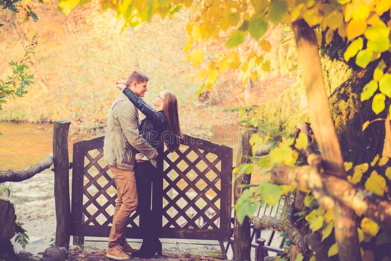 Download Amants dans la chute photo stock. Image du fond, hommes - 45352320