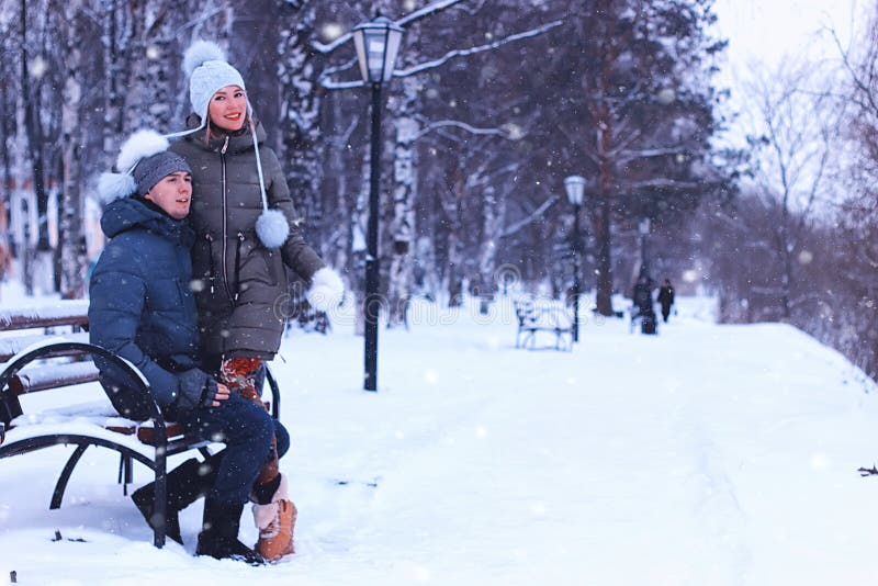 Amants en parc en hiver image libre de droits Amants en parc en hiver image libre de droits