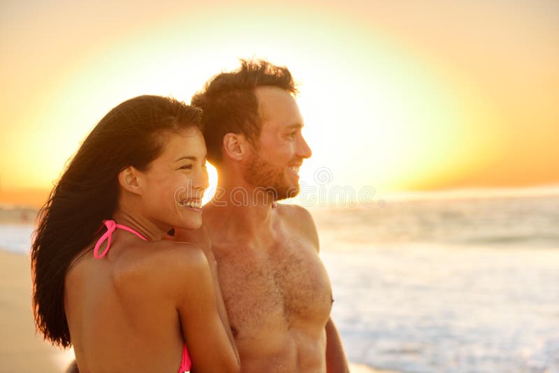 Amants heureux romantiques de couples sur la lune de miel de plage
