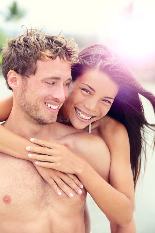 Amants romantiques heureux de couples sur la lune de miel de plage