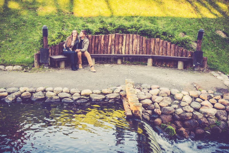 Download Amants se reposant en parc image stock. Image du verticale - 45351919