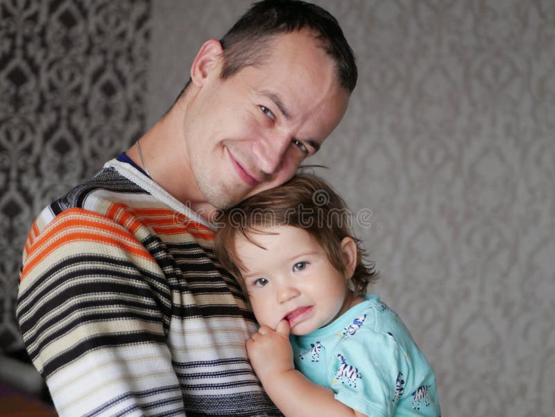 Tornati Tra Le Braccia Del Padre Amare Il Padre Abbraccia Il Bambino Tra Le Sue Braccia Bambino Di 0-1