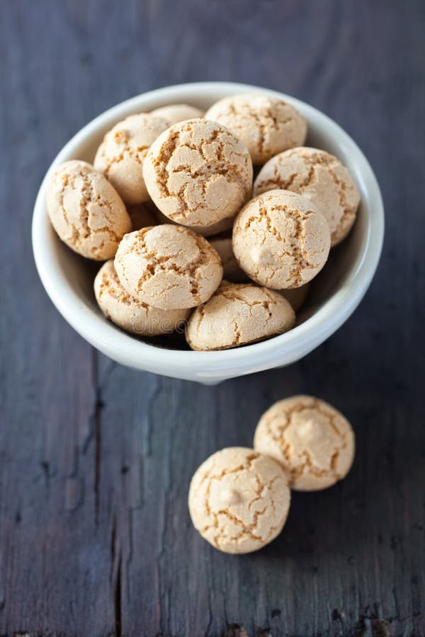 Amarettini in a bowl