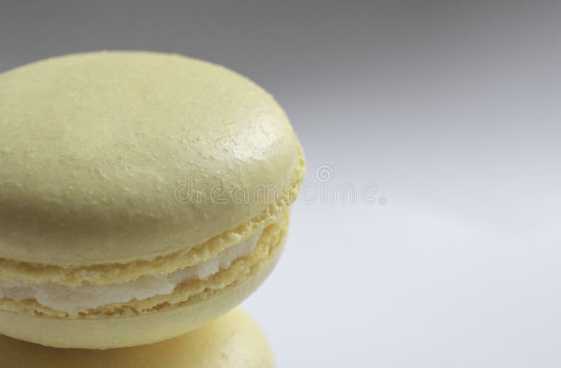 Amarillo francés tradicional, limón, macarrones crujientes fotografía de archivo libre de regalías Amarillo francés tradicional, limón, macarrones crujientes fotografía de archivo libre de regalías