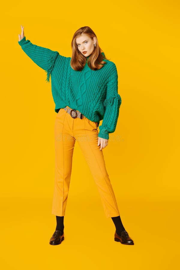 Amarillo y verde en ropa imagen de archivo. Imagen de zapatos - 170157101