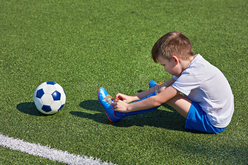 Jogadores De Futebol Novos Do Menino Corridos Para Prender E Controlar a  Bola Para O Tiro Ao Objetivo Imagem de Stock - Imagem de atleta, ativo:  145860029