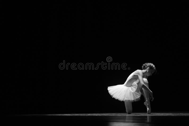 Amarrar sapatilhas de ballet antes de atuar foto de stock