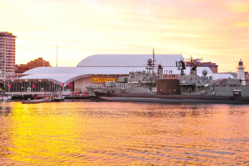 Amarração da navio de guerra no museu marítimo nacional australiano com o céu bonito do por do sol fotografia de stock Amarração da navio de guerra no museu marítimo nacional australiano com o céu bonito do por do sol fotografia de stock