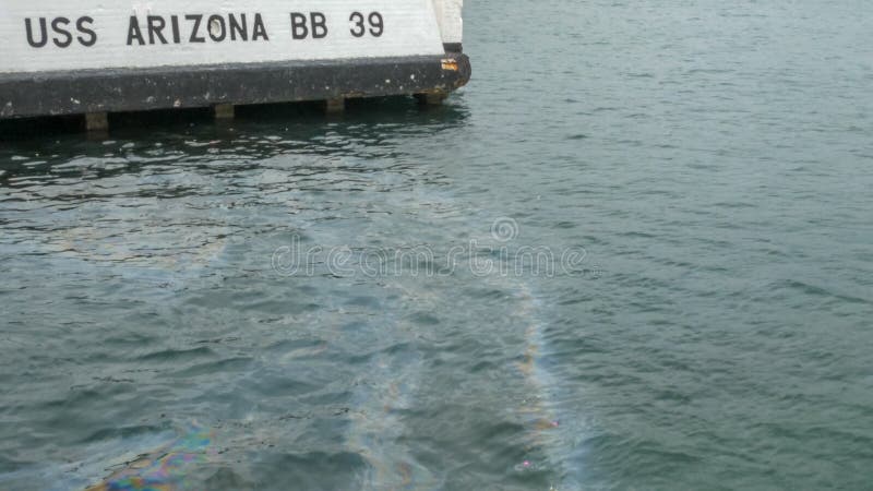 Amarração para os uss o Arizona e um brilho do óleo na superfície da água imagens de stock Amarração para os uss o Arizona e um brilho do óleo na superfície da água imagens de stock