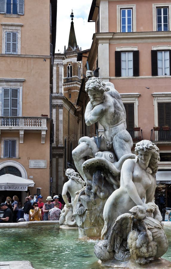 Fuente En La Plaza Colonna En