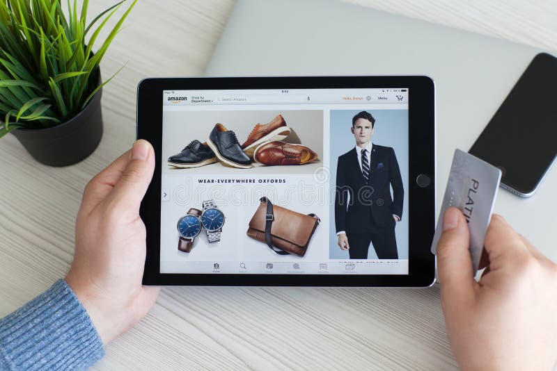 Amason för service för shopping för internet för hållande iPad för man pro-på skärmen arkivfoton Amason för service för shopping för internet för hållande iPad för man pro-på skärmen arkivfoton