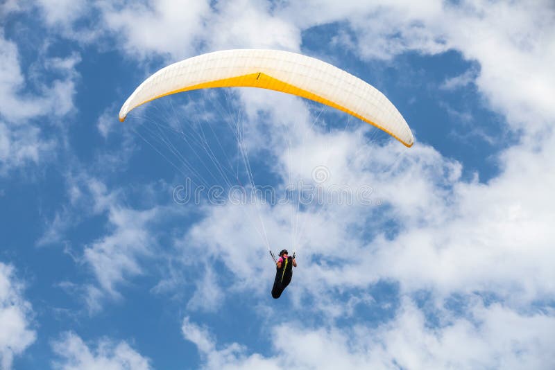Amateurgleitschirm im blauen bewölkten Himmel stockfotografie Amateurgleitschirm im blauen bewölkten Himmel stockfotografie