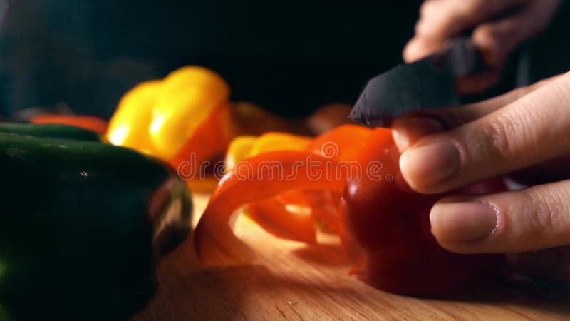 Amatora kucbarski tnący soczysty czerwony słodki pieprz jeść zdrowo pojęcia 4K zwolnionego tempa klamerka