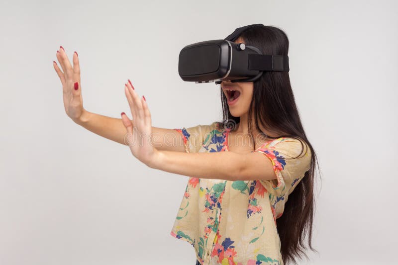 Phụ nữ đeo kính VR sẽ đưa bạn đến một thế giới ảo đầy cảm hứng và sáng tạo. Để có được trải nghiệm tuyệt vời này, cùng những người phụ nữ táo bạo đeo kính VR và khám phá những cảnh đẹp và đầy thử thách. Đừng bỏ lỡ cơ hội này, hãy nhấn vào hình để khám phá thêm về phụ nữ đeo kính VR!