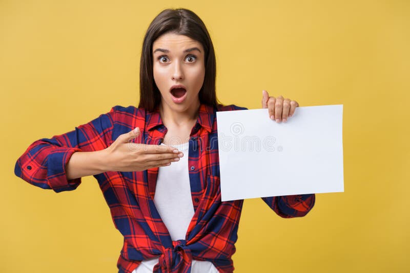 Amazement ή έκπληκτο θηλυκό με την κενή λευκιά επιτροπή, που απομονώνεται στο κίτρινο υπόβαθρο στοκ εικόνα με δικαίωμα ελεύθερης χρήσης Amazement ή έκπληκτο θηλυκό με την κενή λευκιά επιτροπή, που απομονώνεται στο κίτρινο υπόβαθρο στοκ εικόνα με δικαίωμα ελεύθερης χρήσης