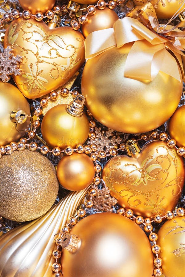Hình nền Giáng sinh với các quả bóng vàng là một điểm nhấn vô cùng đặc biệt cho chiếc điện thoại của bạn trong mùa lễ hội này. Hình ảnh quả bóng vàng rực rỡ trên nền tối màu chắc chắn sẽ khiến cho màn hình điện thoại của bạn trở nên quyến rũ và lộng lẫy hơn bao giờ hết.