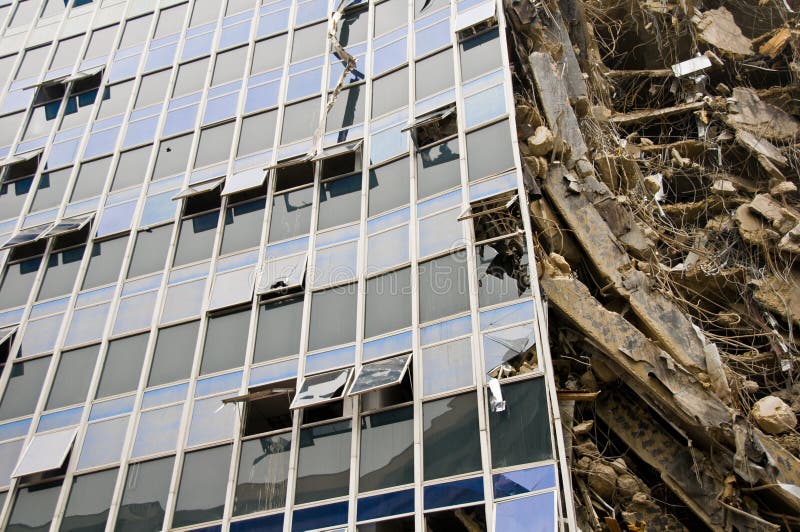 Residuo bicchiere parete da una enorme l'edificio essendo demolito da serie.