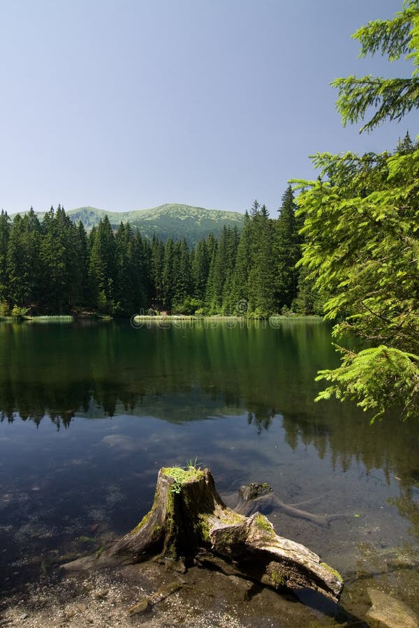 Úžasné horské jezero v létě