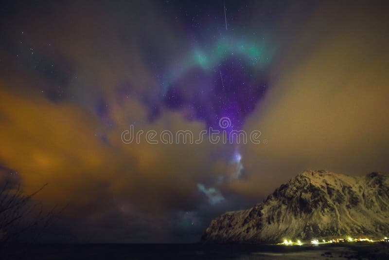 Asombroso multicolor alumno también saber cómo del Norte las luces en noche el cielo a través de, Noruega, Escandinavia.