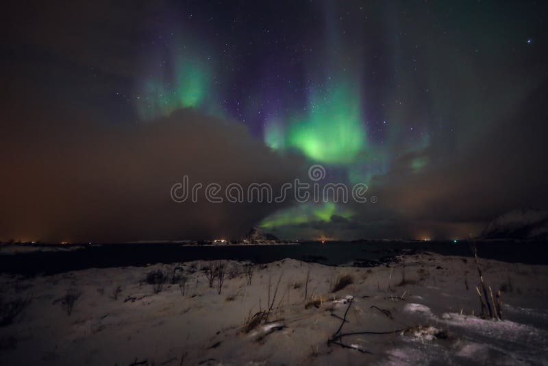 Úžasné barevné Polární Záře, také známý jako Polární záře na noční obloze nad krajiny, Lofoten, Norsko, Skandinávie.